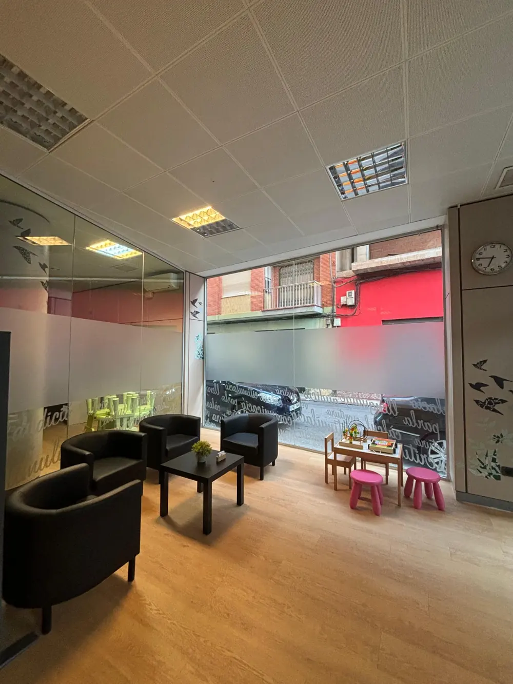 Sala de espera del centro María Pitarch en Almassora, con zona infantil junto al ventanal